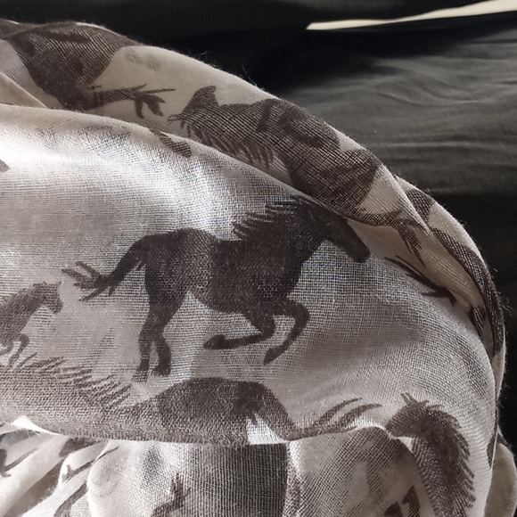 Scarf - Picture 2 of 8